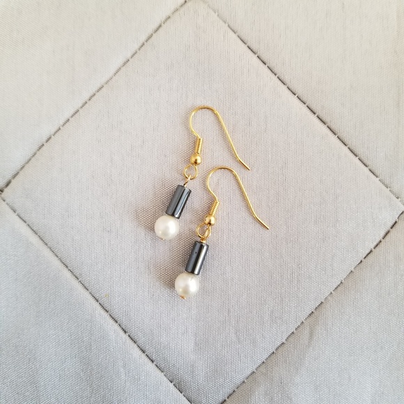 Sea Pearl & Hematite Earrings - Picture 4 of 4